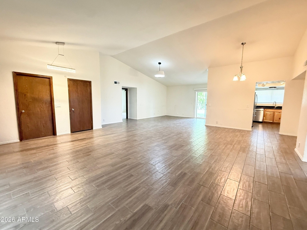 916 W Strahan Drive - Photo 2