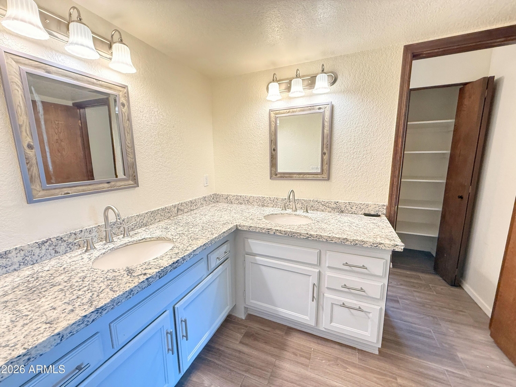 916 W Strahan Drive - Photo 12