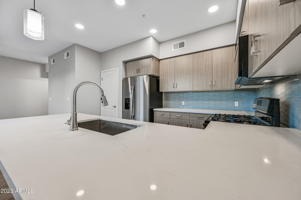 1023 W 5th Street - Photo 10