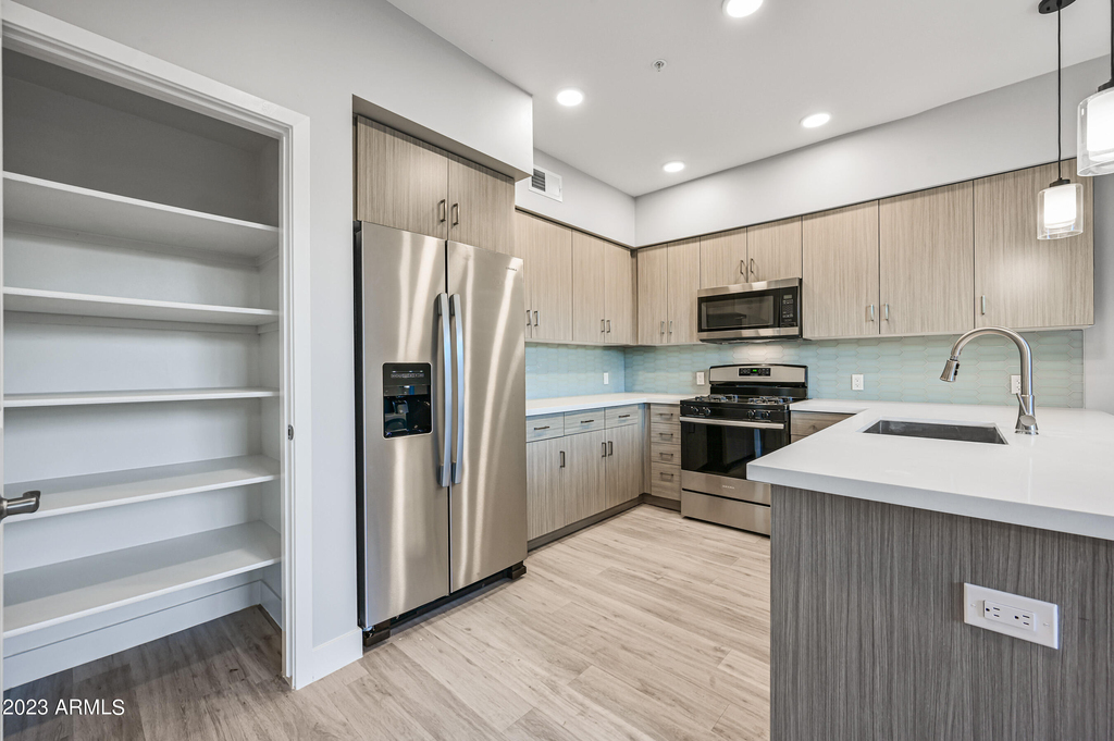 1023 W 5th Street - Photo 4