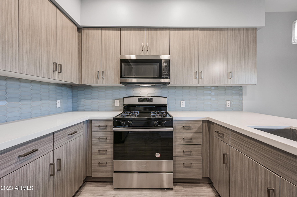 1023 W 5th Street - Photo 5