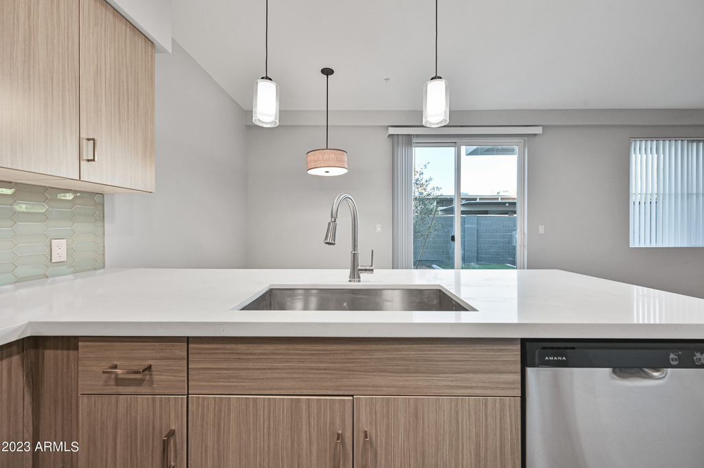 1023 W 5th Street - Photo 7