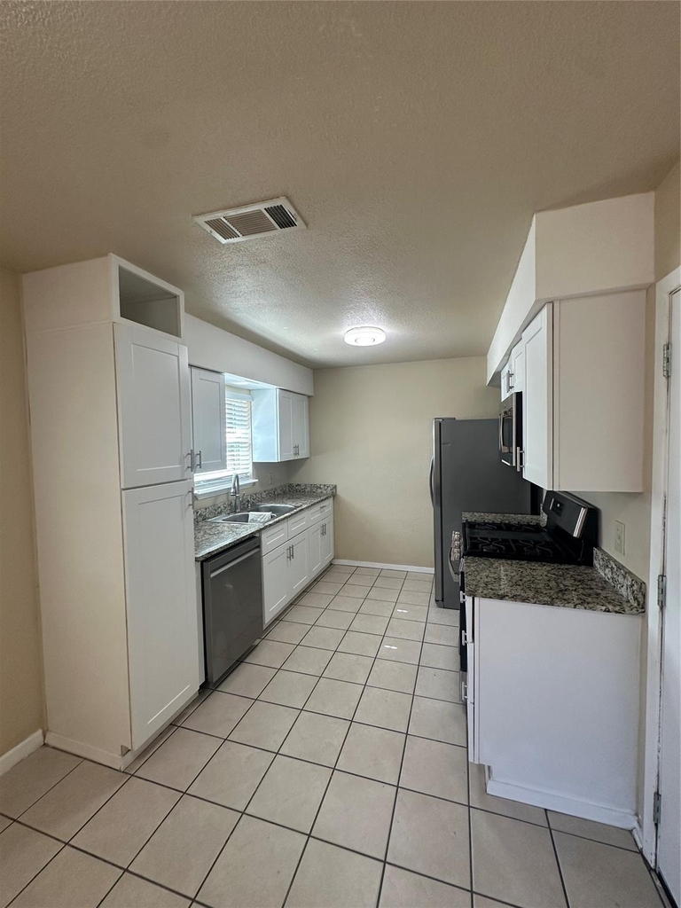 5001 Cummings Drive - Photo 4