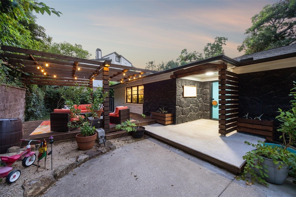 1657 Nob Hill Road - Photo 0