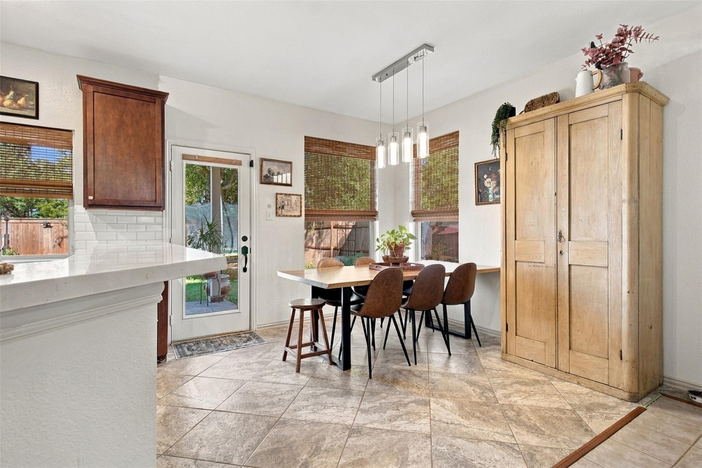 8414 Romanway Drive - Photo 4