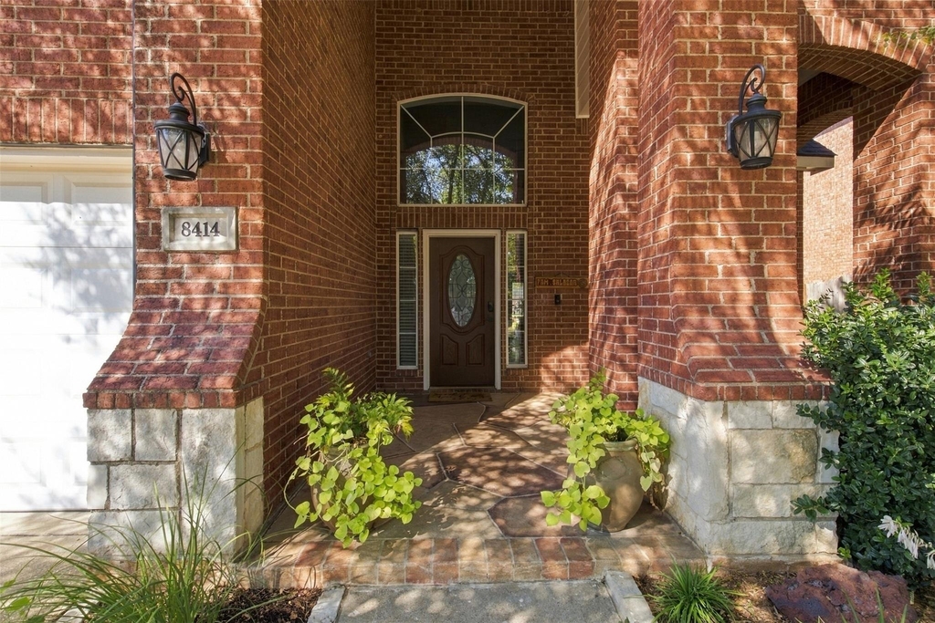 8414 Romanway Drive - Photo 5
