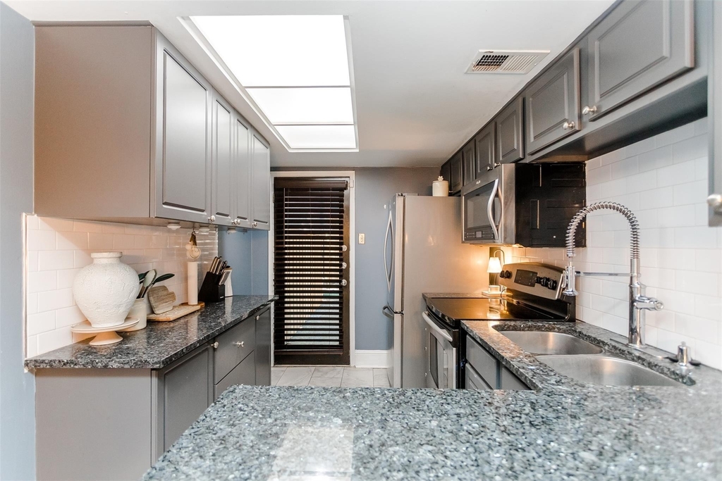 10203 Regal Oaks Drive - Photo 7