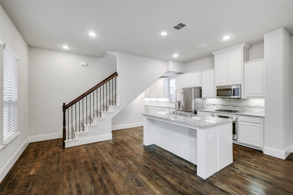 620 Surrey Lane - Photo 7