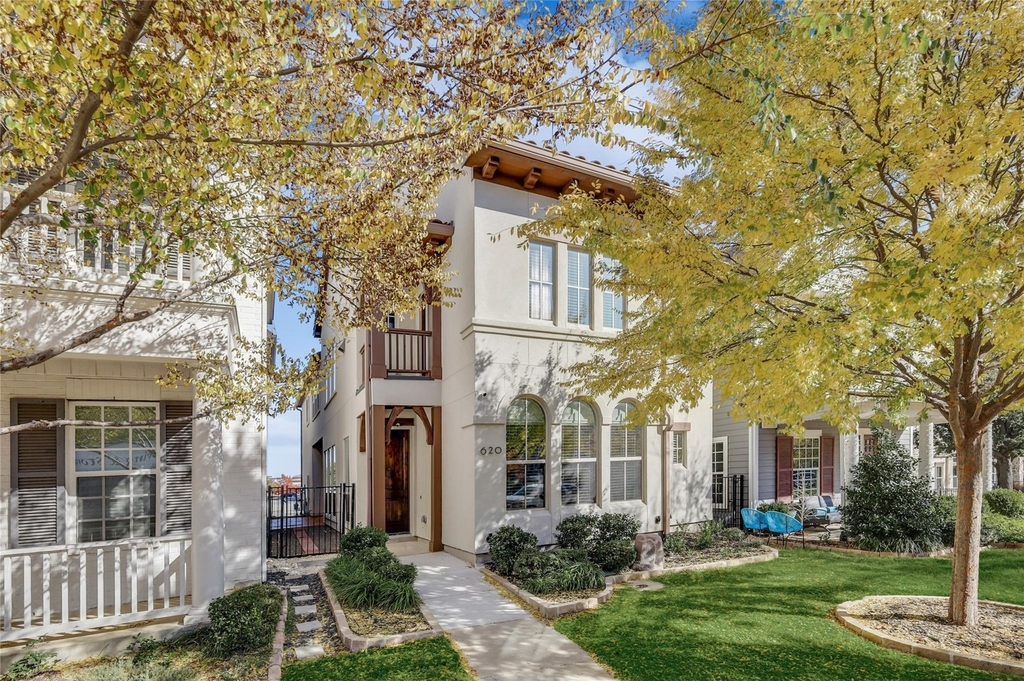 620 Surrey Lane - Photo 0