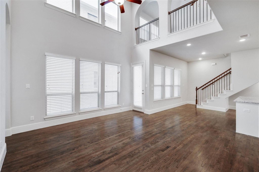 620 Surrey Lane - Photo 3