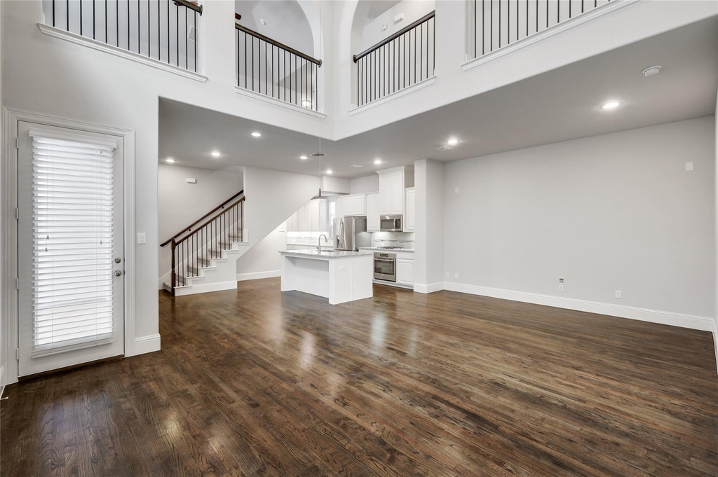 620 Surrey Lane - Photo 2