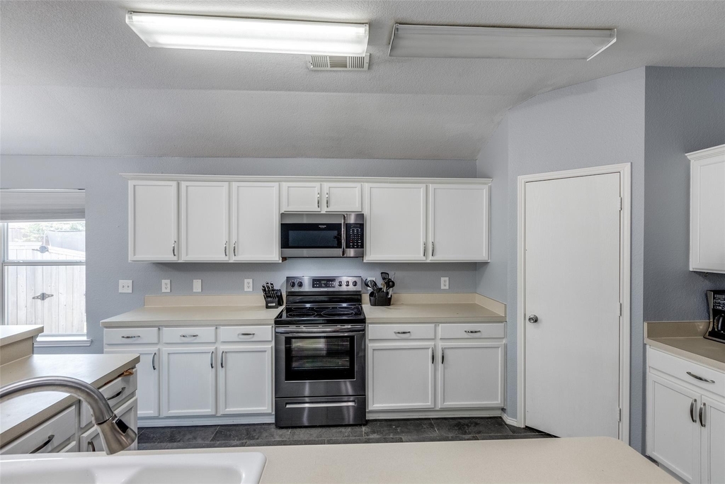 2402 Pheasant Run - Photo 11