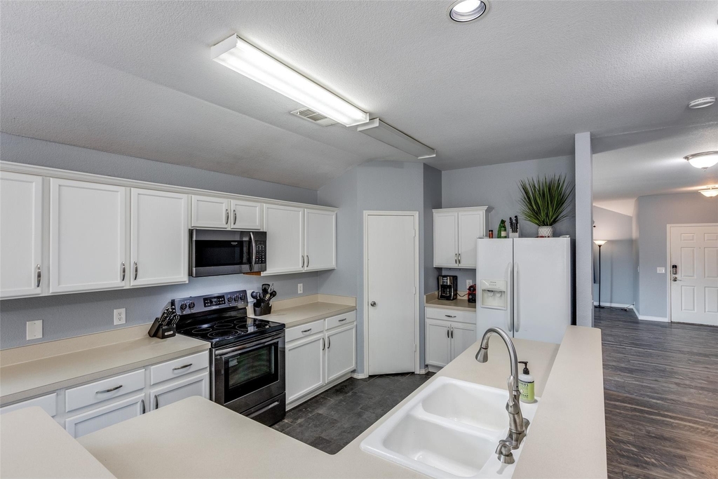 2402 Pheasant Run - Photo 10