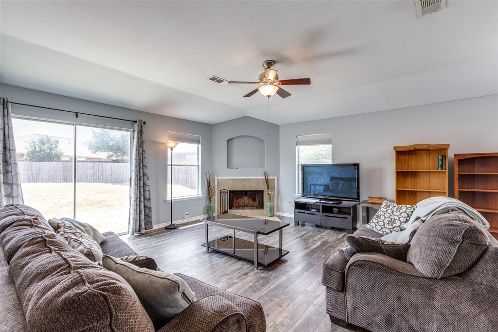 2402 Pheasant Run - Photo 6