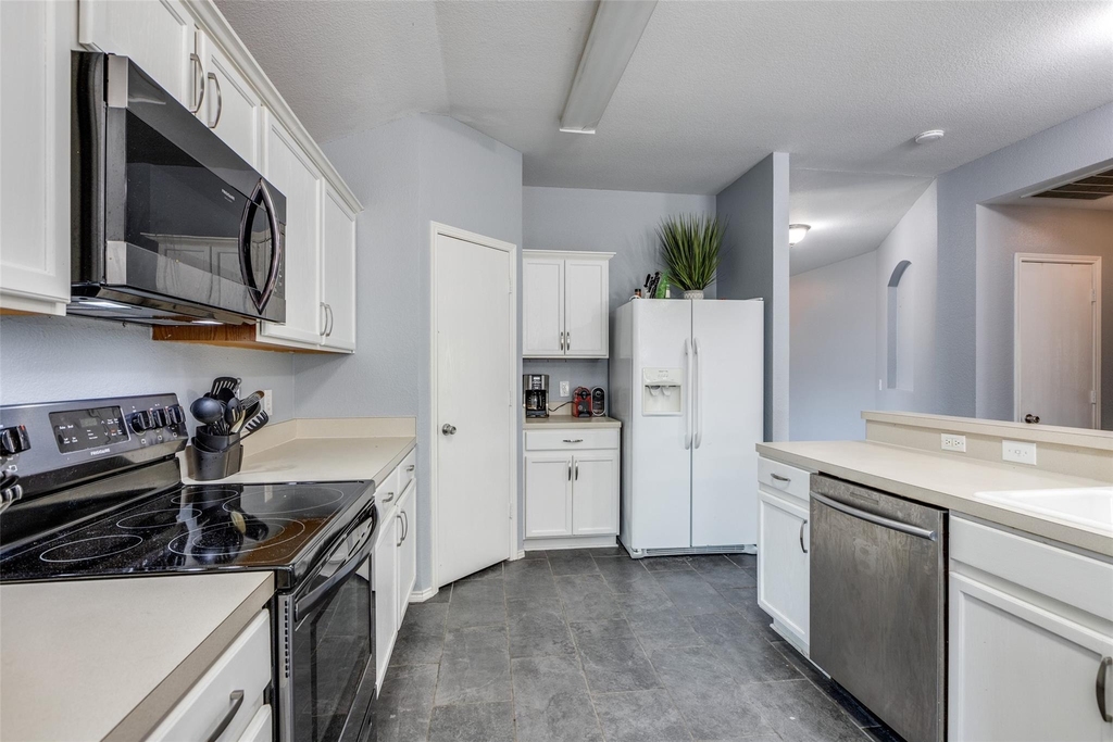 2402 Pheasant Run - Photo 9