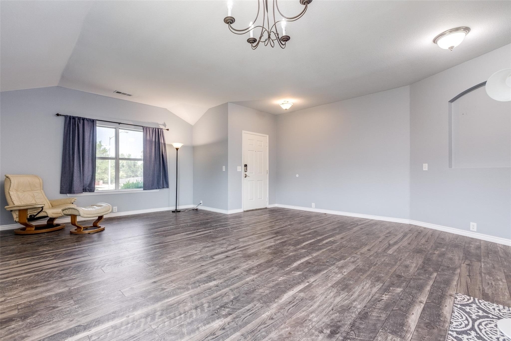 2402 Pheasant Run - Photo 4