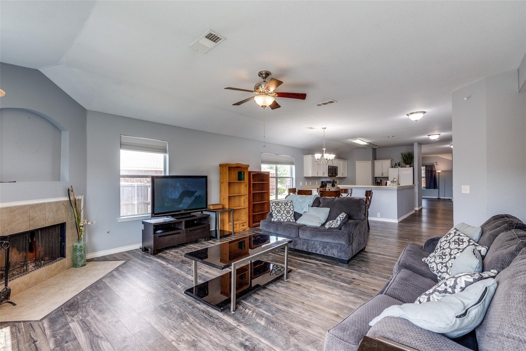 2402 Pheasant Run - Photo 8