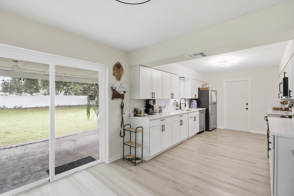 2657 Seneca Avenue - Photo 3