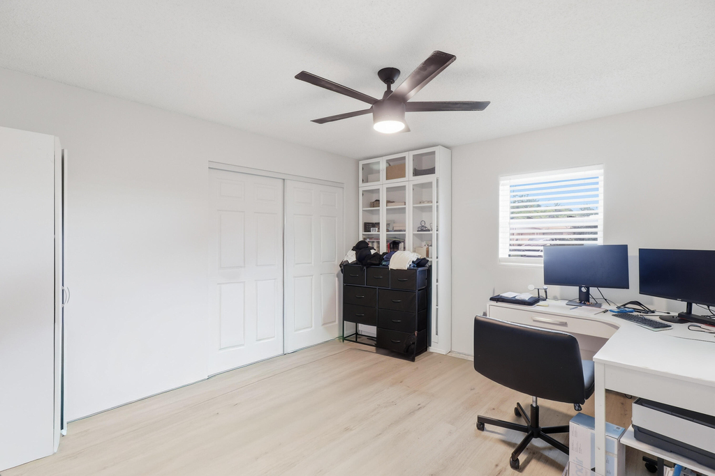 2657 Seneca Avenue - Photo 10