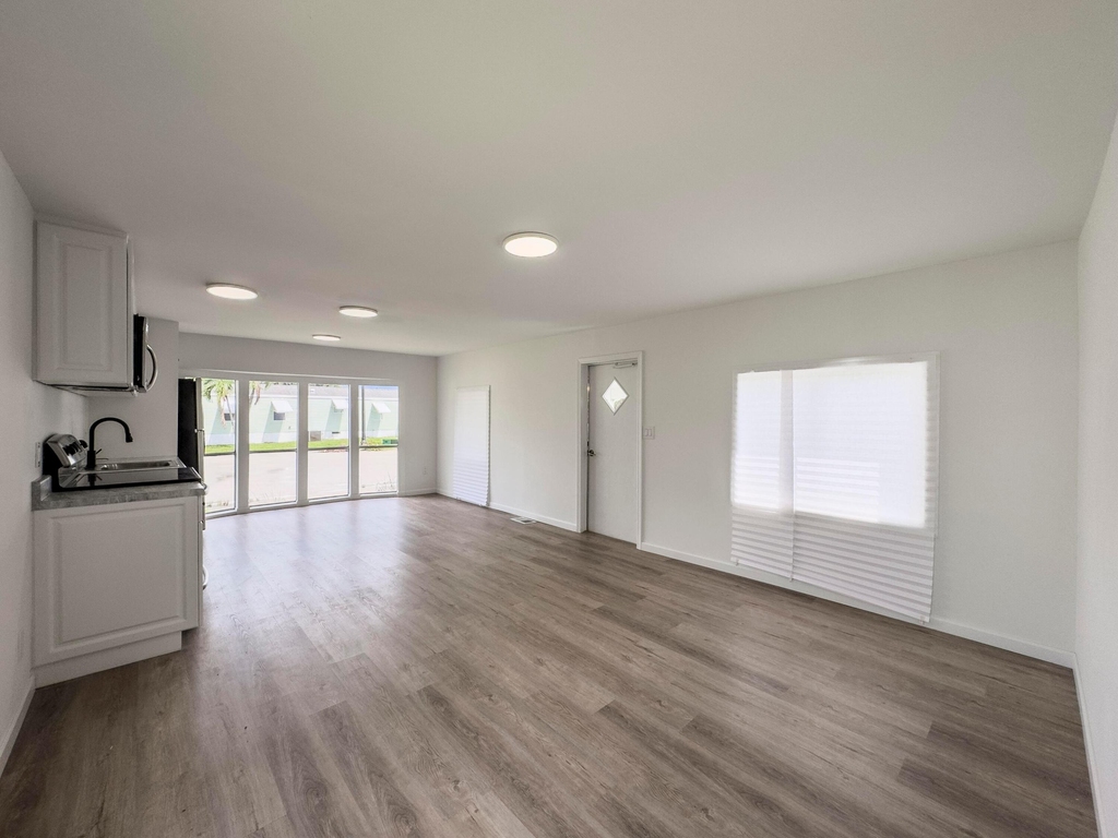 4022 68th Street N - Photo 2