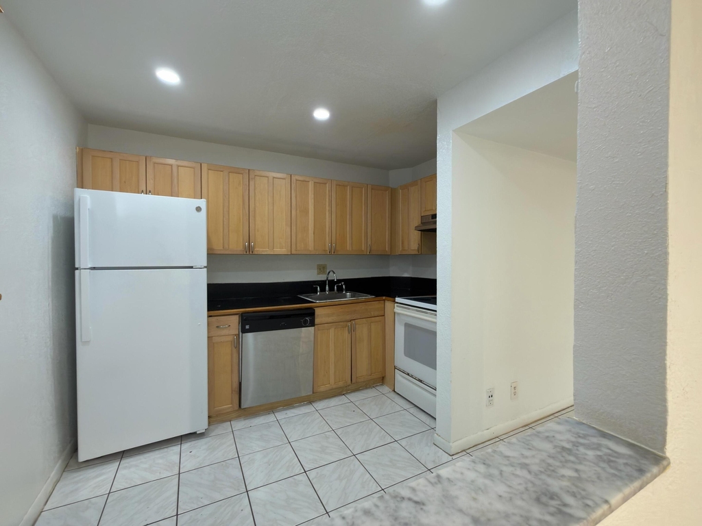 636 Nw 13th Street - Photo 3