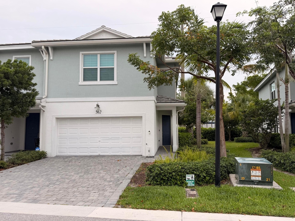 562 Parsons Way - Photo 0