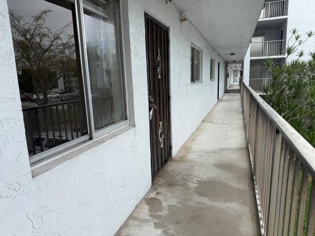 8600 N Sherman Circle - Photo 0