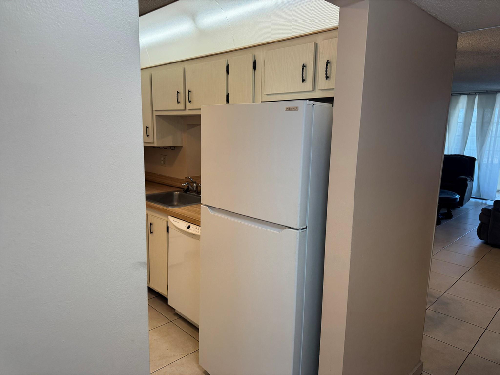 2860 Somerset Drive - Photo 14