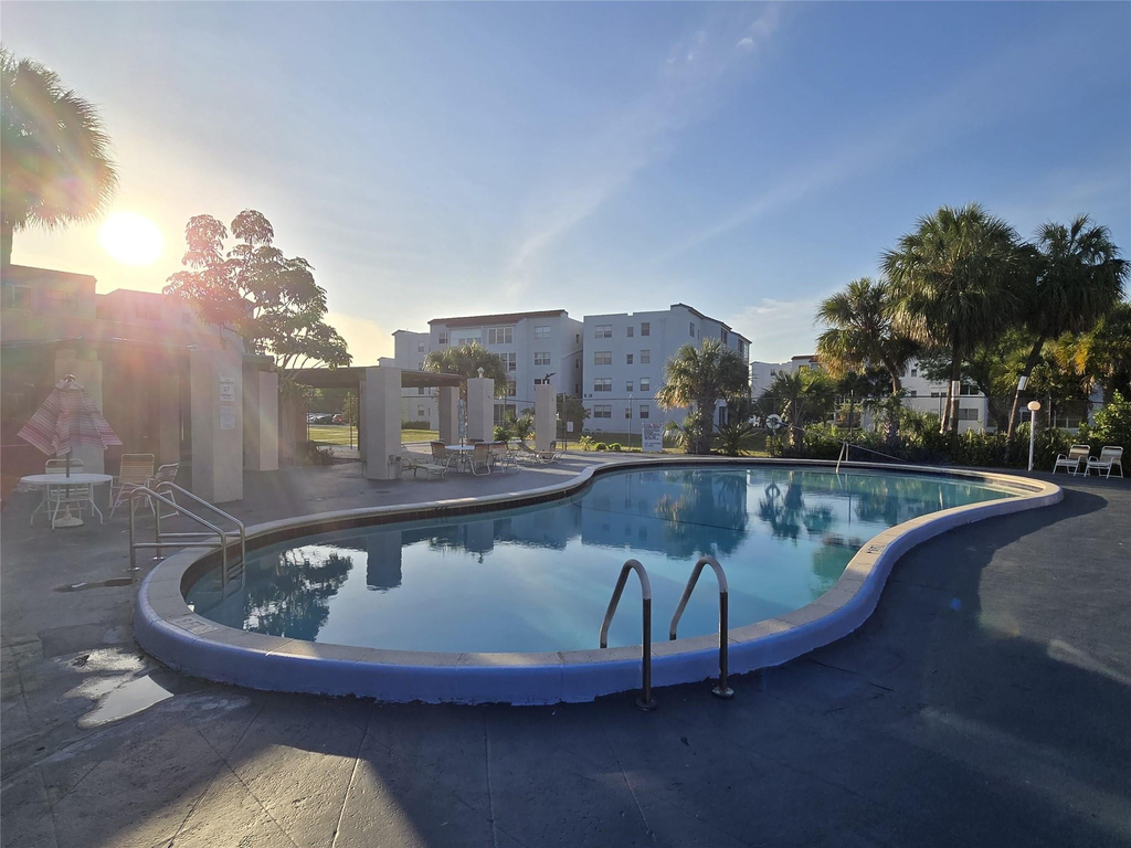 2860 Somerset Drive - Photo 5