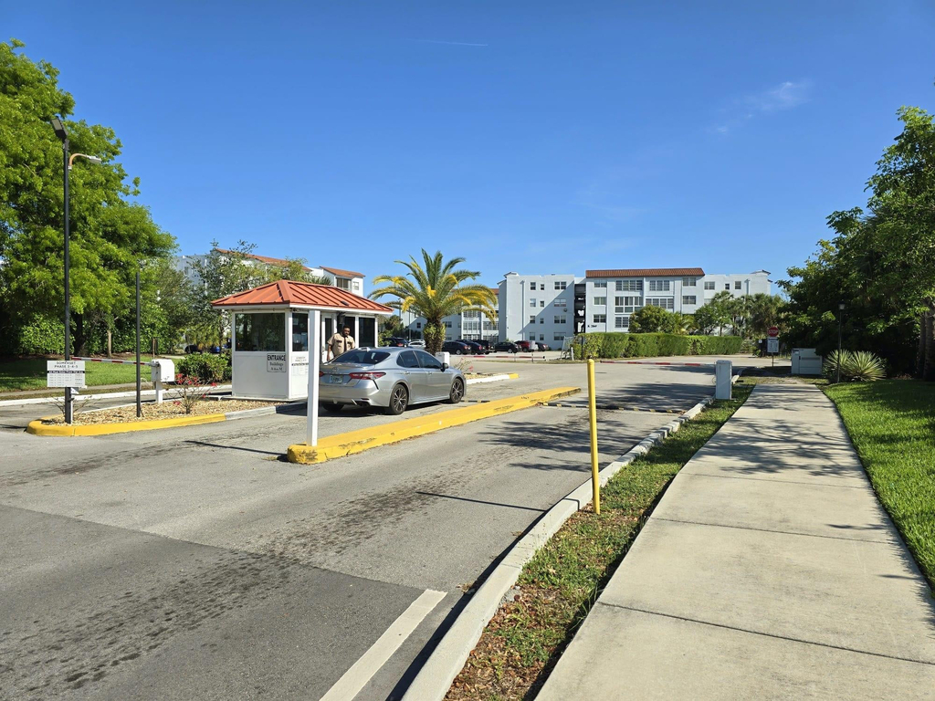 2860 Somerset Drive - Photo 1
