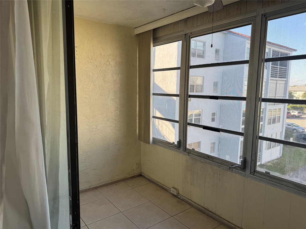 2860 Somerset Drive - Photo 23