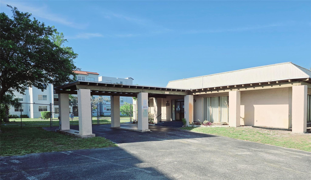 2860 Somerset Drive - Photo 2