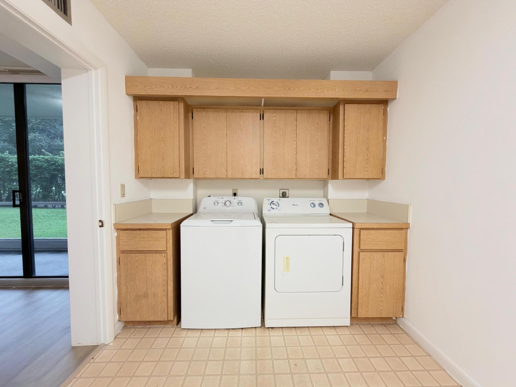 2581 Village Boulevard - Photo 9