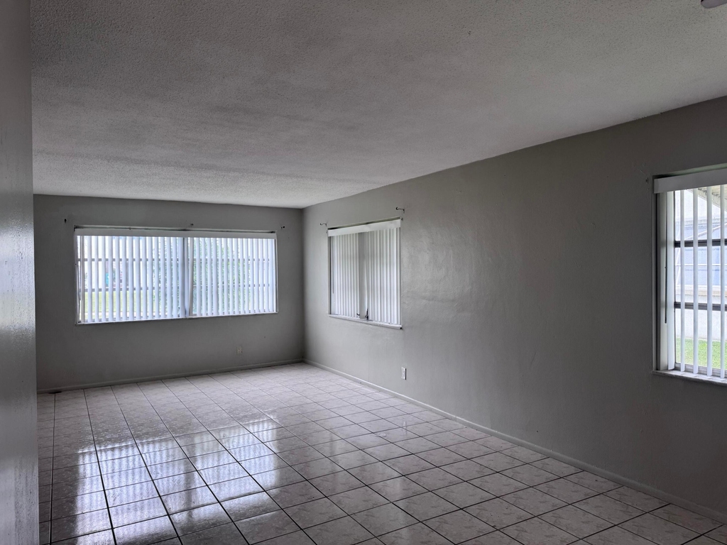 1321 Nw 43rd Avenue - Photo 3