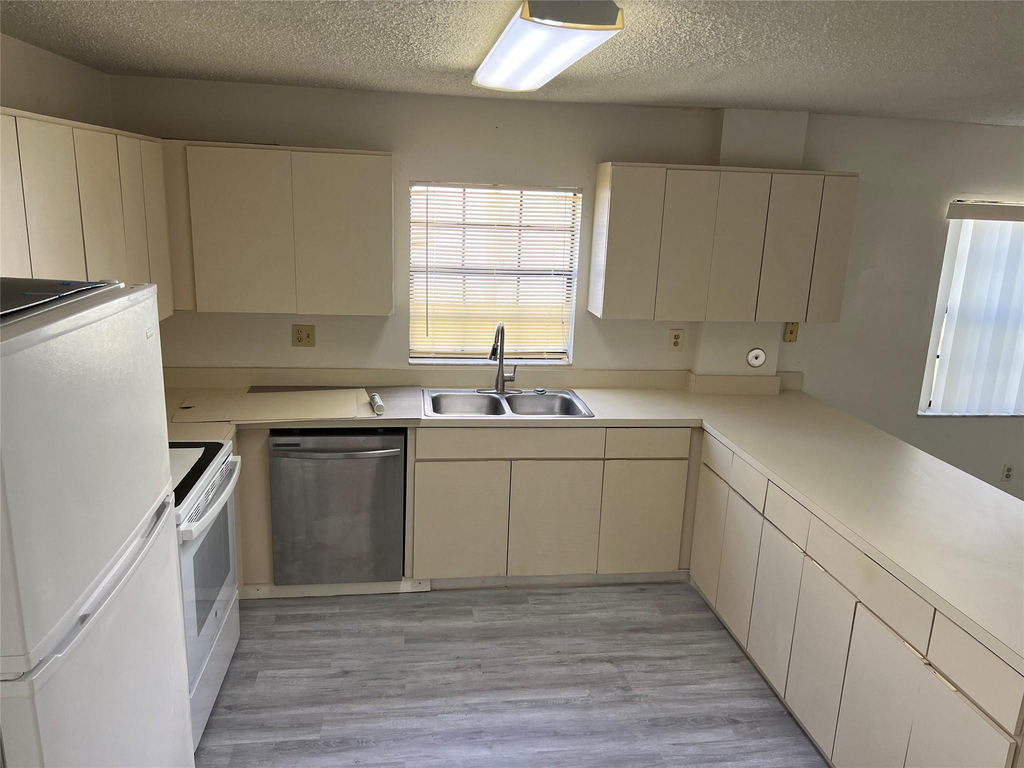 2941 Nw 92nd Avenue - Photo 4