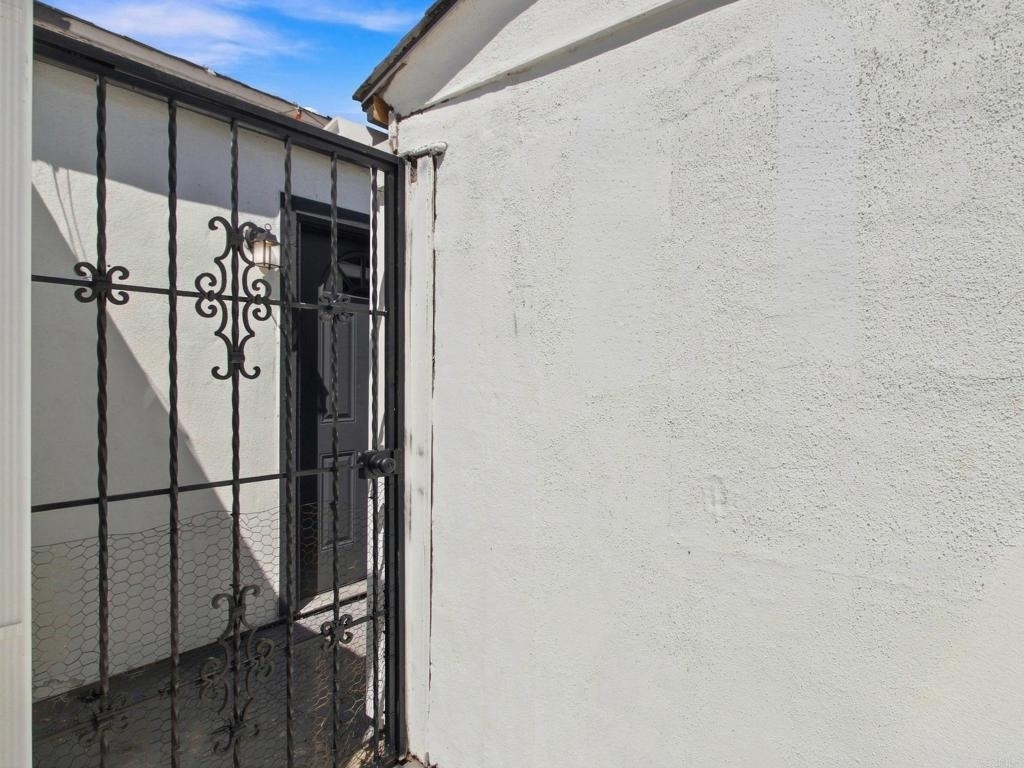 2027 E Avenue - Photo 1