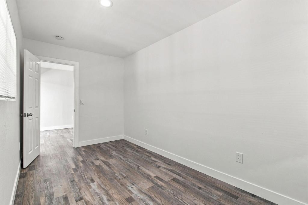 2027 E Avenue - Photo 10