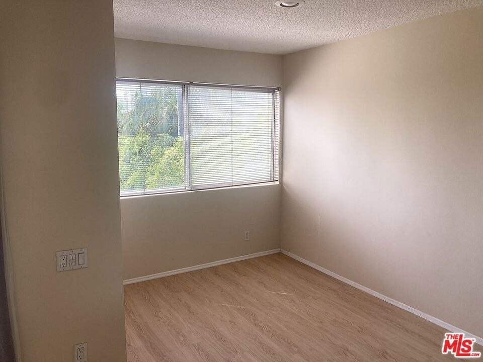 1025 N Kings Road - Photo 6