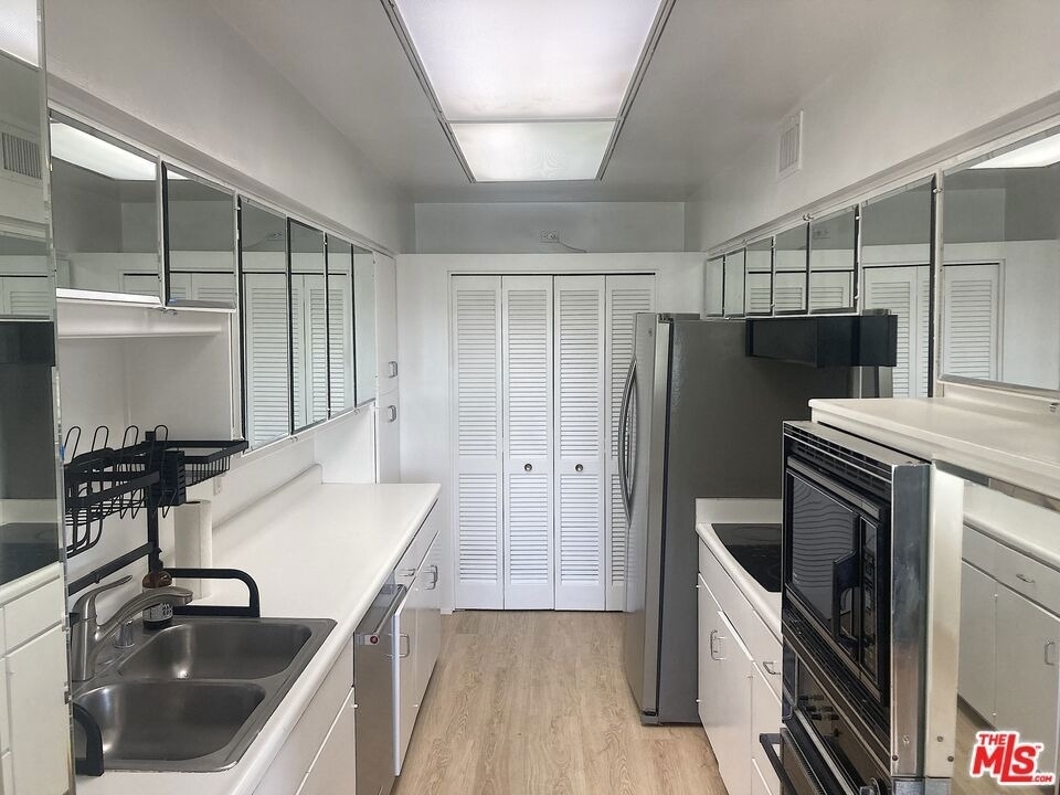 1025 N Kings Road - Photo 12
