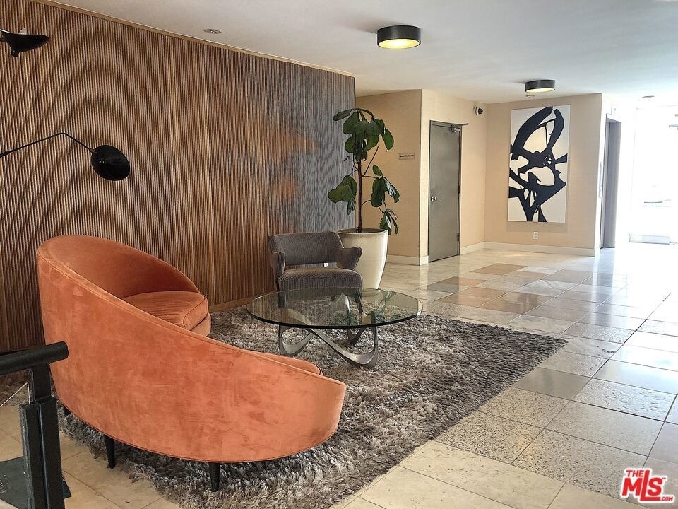 1025 N Kings Road - Photo 3