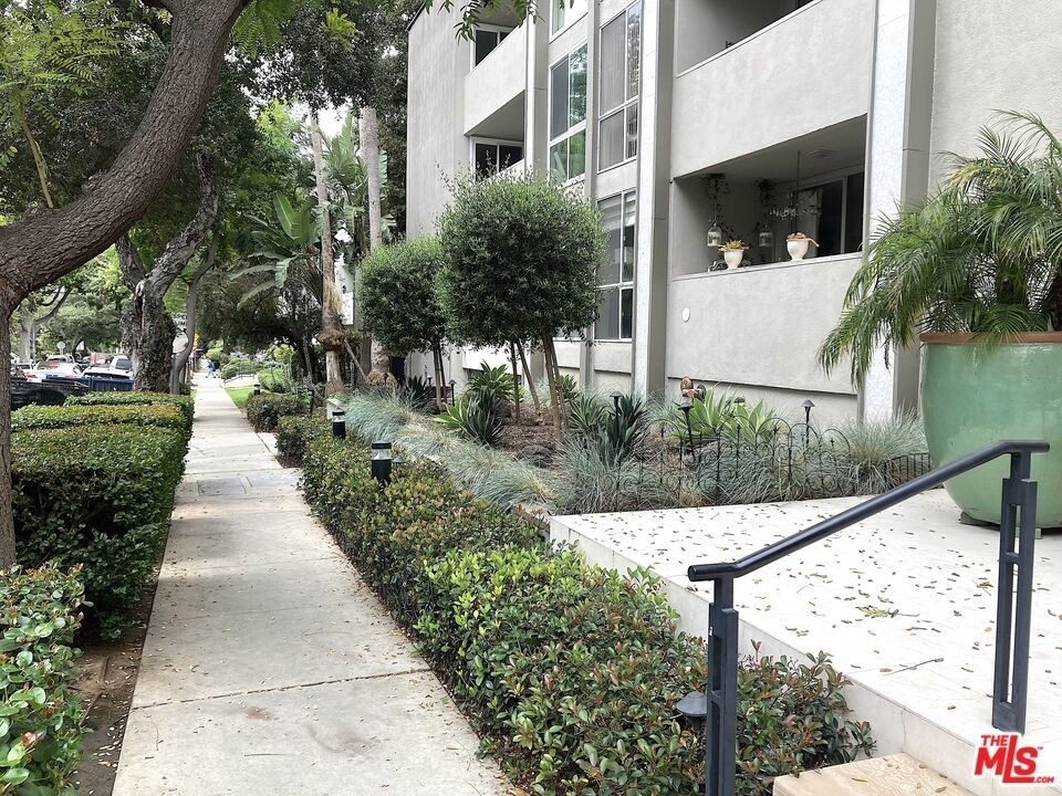 1025 N Kings Road - Photo 2