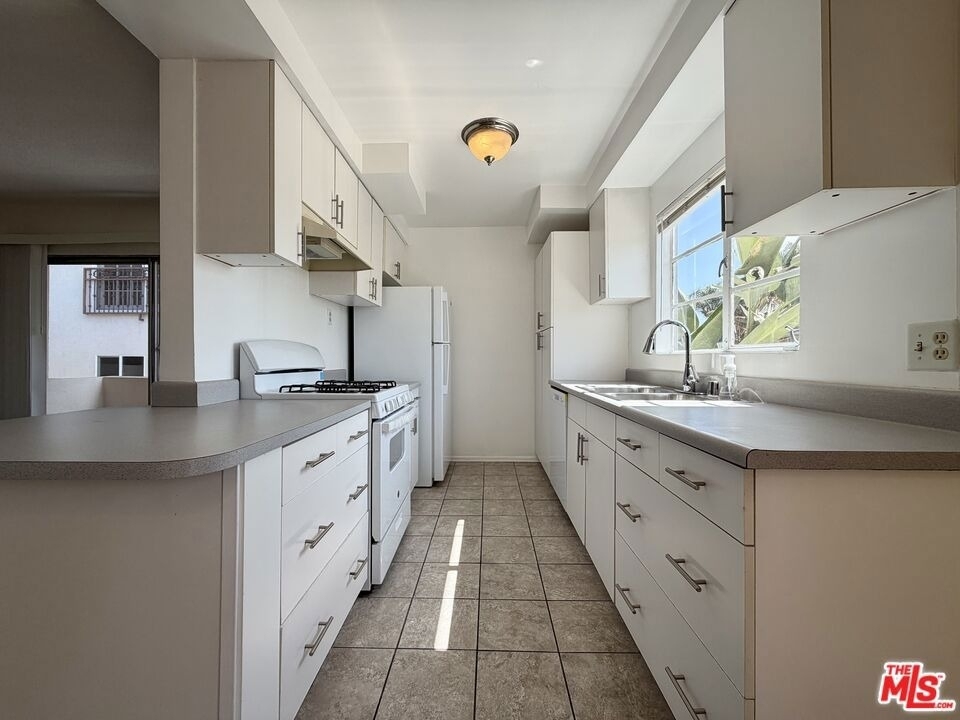 11727 Mayfield Avenue - Photo 8