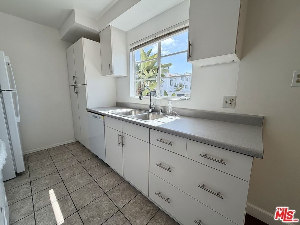 11727 Mayfield Avenue - Photo 10