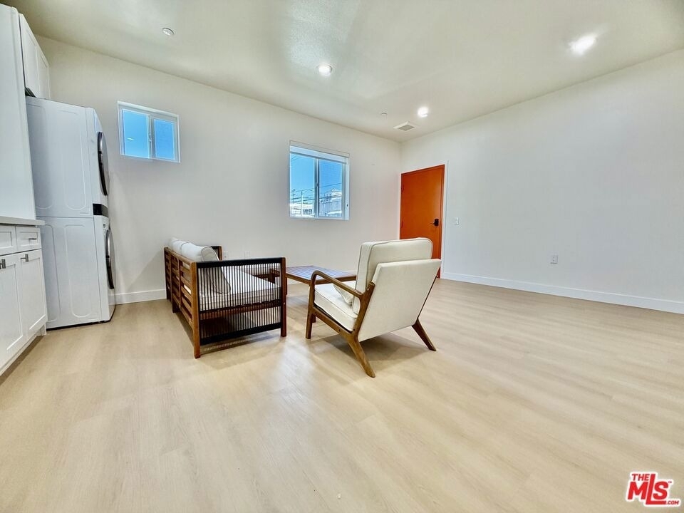 233 1/2 N Chicago Street - Photo 2