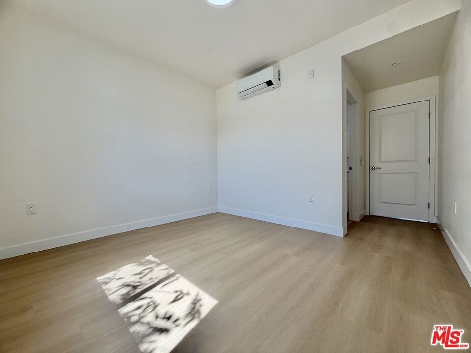 233 1/2 N Chicago Street - Photo 3