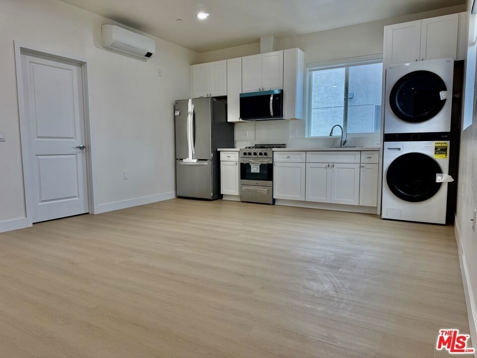 235 1/2 N Chicago Street - Photo 2