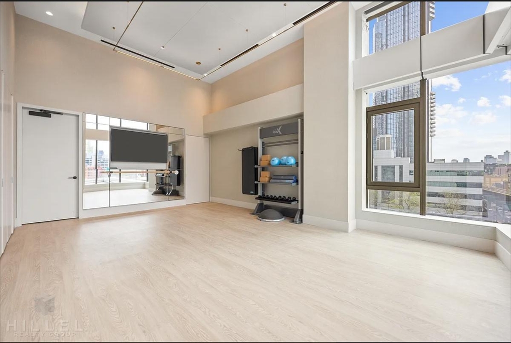42nd Road - Photo 13