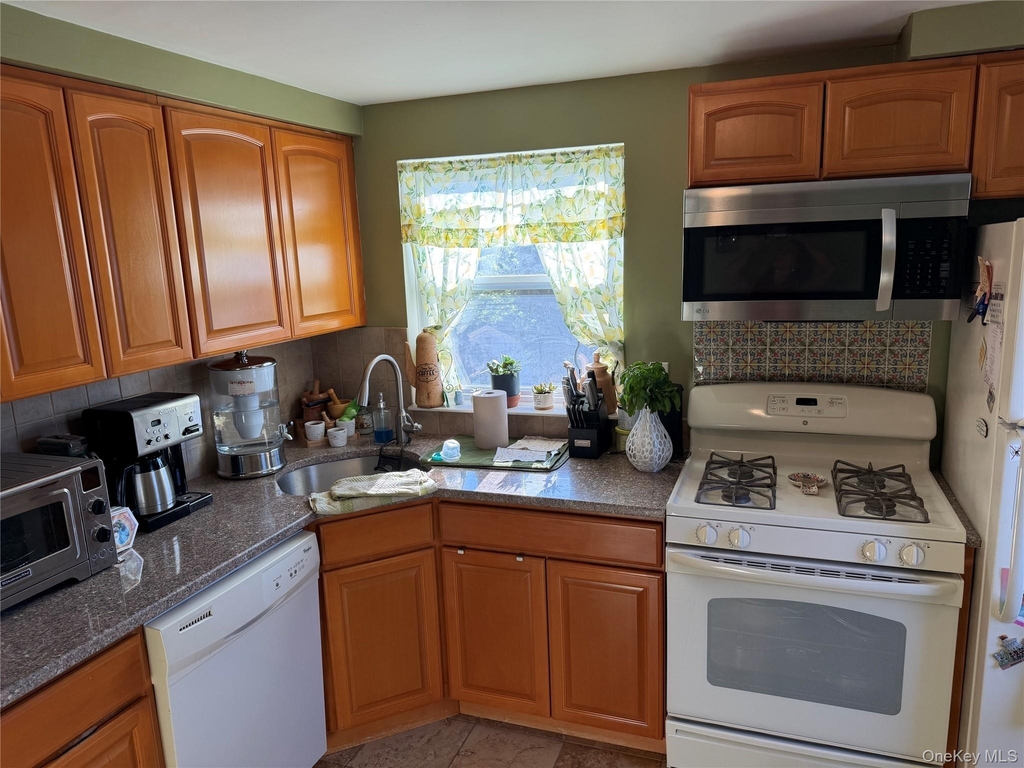 222 Colonial Avenue - Photo 10