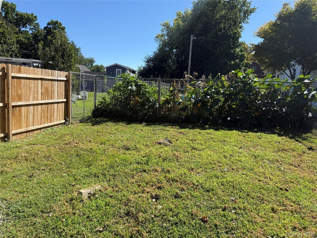 275 Robinson Avenue - Photo 17