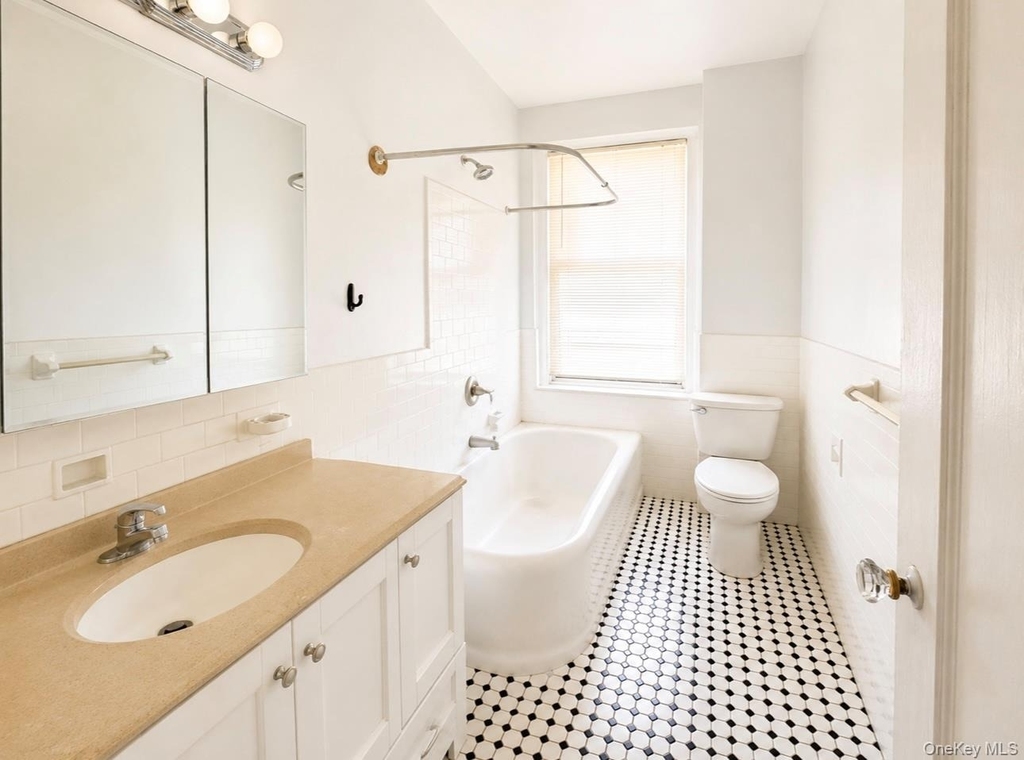 472 Gramatan Avenue - Photo 3